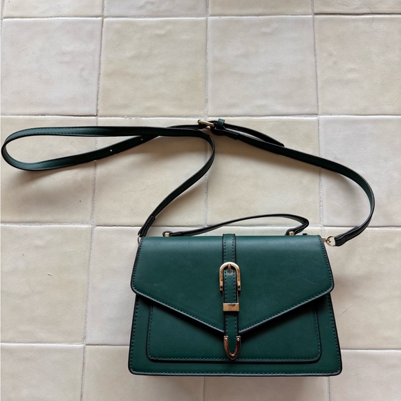 Elegant Green Leather Crossbody Bag - Picture 2 of 4